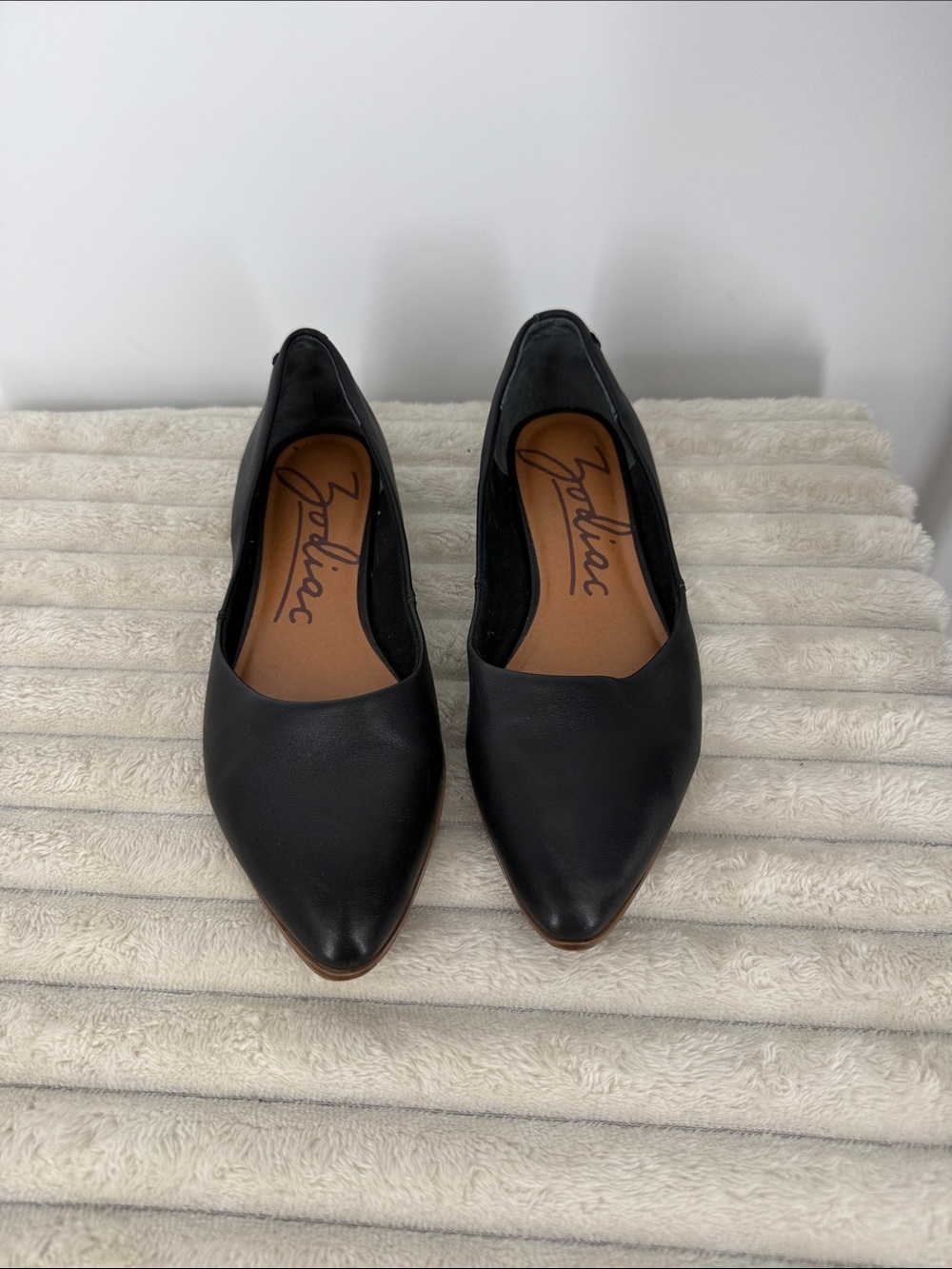 Zodiac women's "Hill" pointed toe flats in black leather size 7.5 - Picture 2 of 8